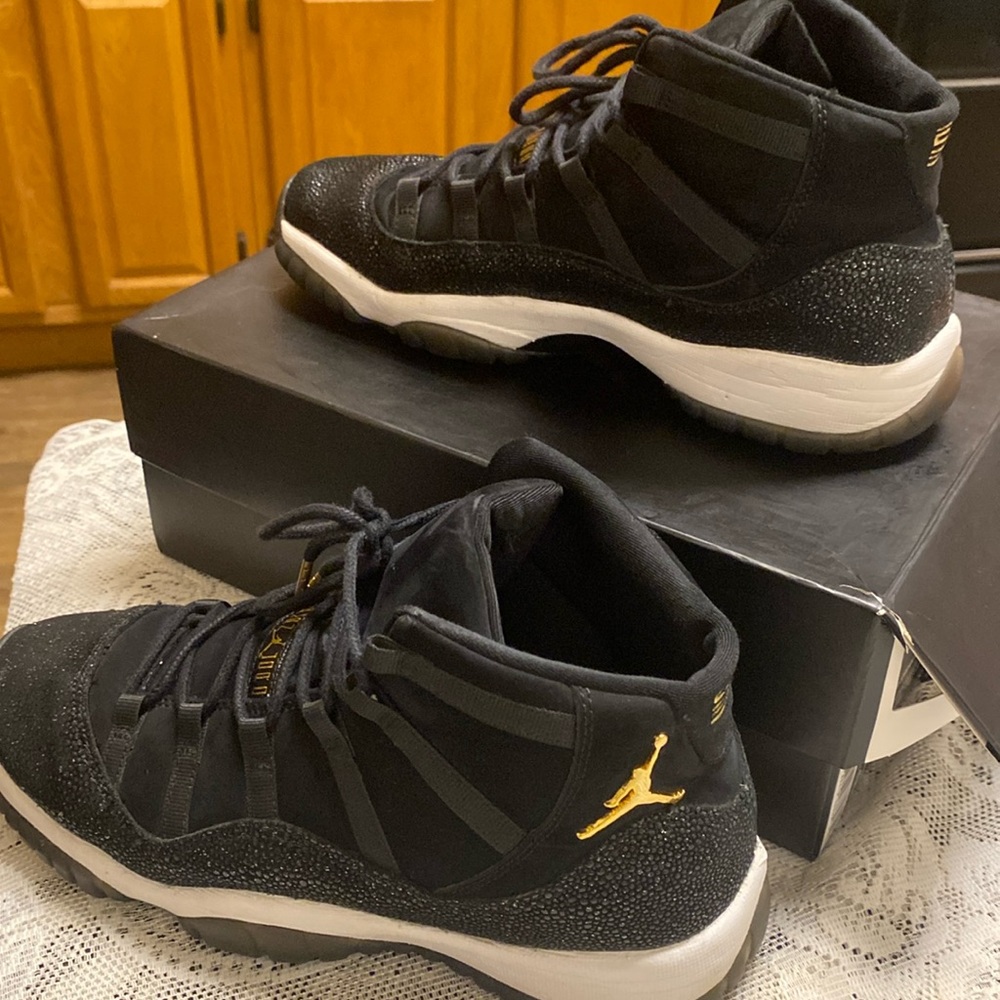 Women’s Air Jordan 11 Retro prem hc black/metallic gold-white.